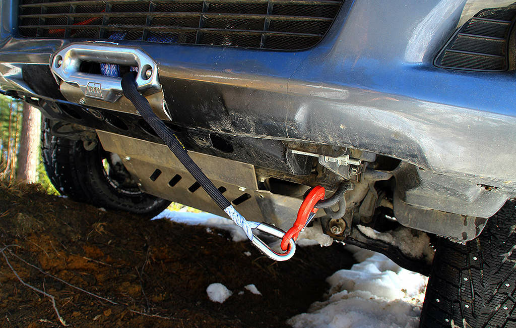 Площадка под лебедку в передний штатный бампер Toyota Hilux - Лебедки