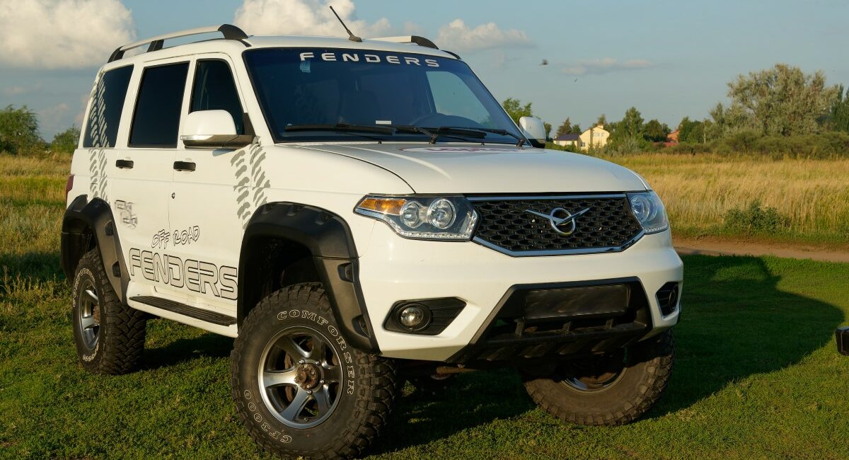 Расширители колесных арок UAZ Patriot NEW с накладками на бампер и двумя лючками бензобака (выступ 90 мм спереди/сзади) - Расширители арок - ГАЗ - UAZ Патриот