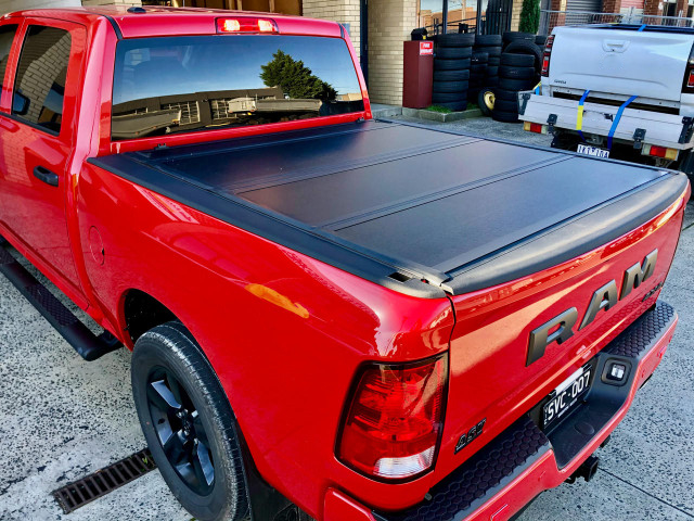 Крышка жесткая SK DELUXAUTO 4х секционная складная RAM1500 CLASSIC - Крышки и тенты кузова - DODGE - Dodge Ram