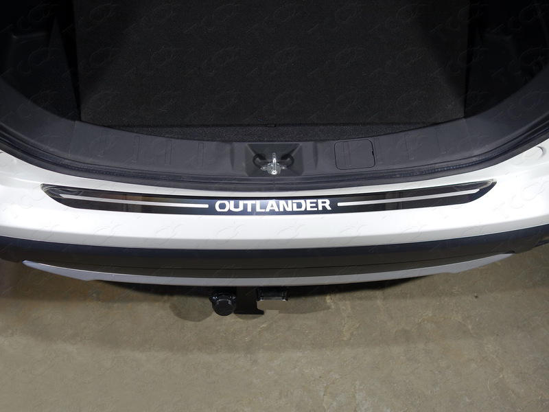 Накладка на задний бампер (лист зеркальный надпись OUTLANDER) для MITSUBISHI Outlander 2015-2018 - Экстерьер - MITSUBISHI - Mitsubishi Outlander