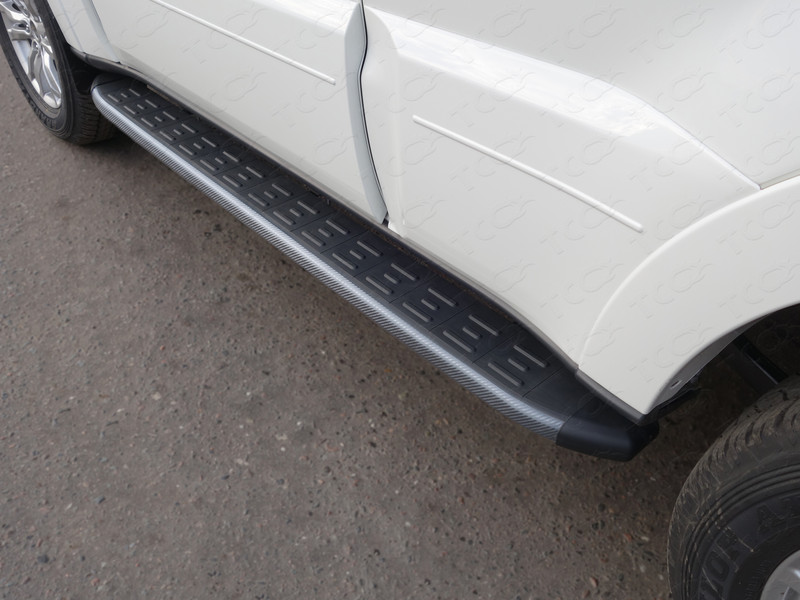 Пороги алюминиевые с пластиковой накладкой (карбон черные) 1820 мм для MITSUBISHI Pajero IV 2014- - Силовые пороги